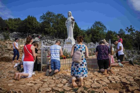 Mary Cult Kneeling 2.jpg Mary Cult Kneeling 2.jpg